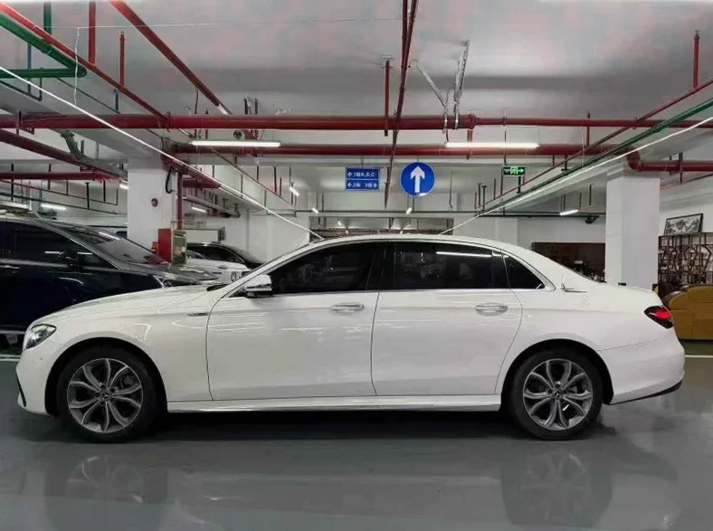 奔驰E 内饰后排