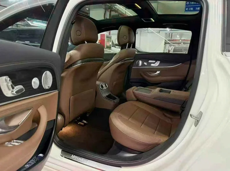 奔驰E 后面外观三