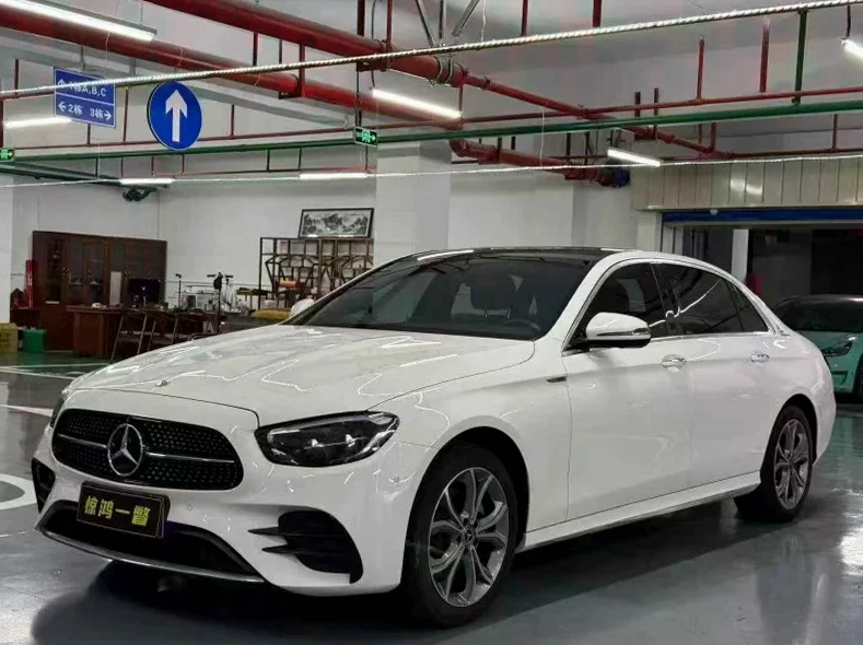 奔驰E 正面外观三