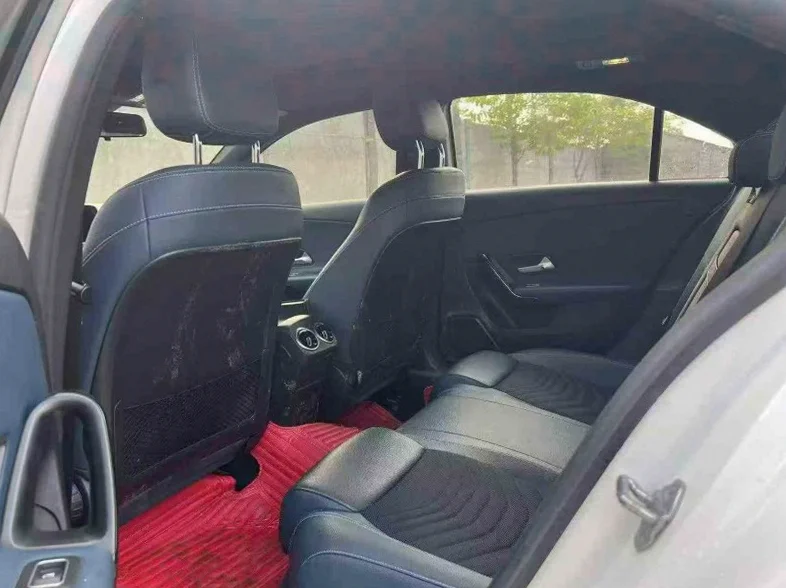 奔驰A 后面外观一