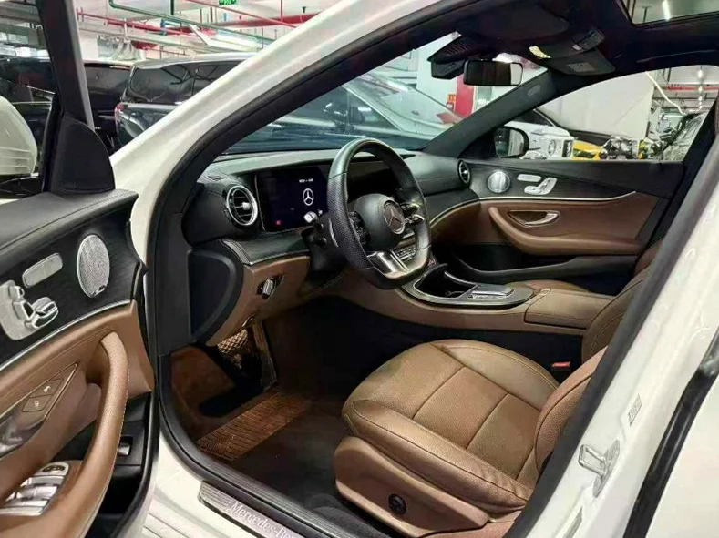 奔驰E 后面外观一