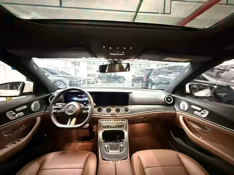 奔驰E 后面外观二