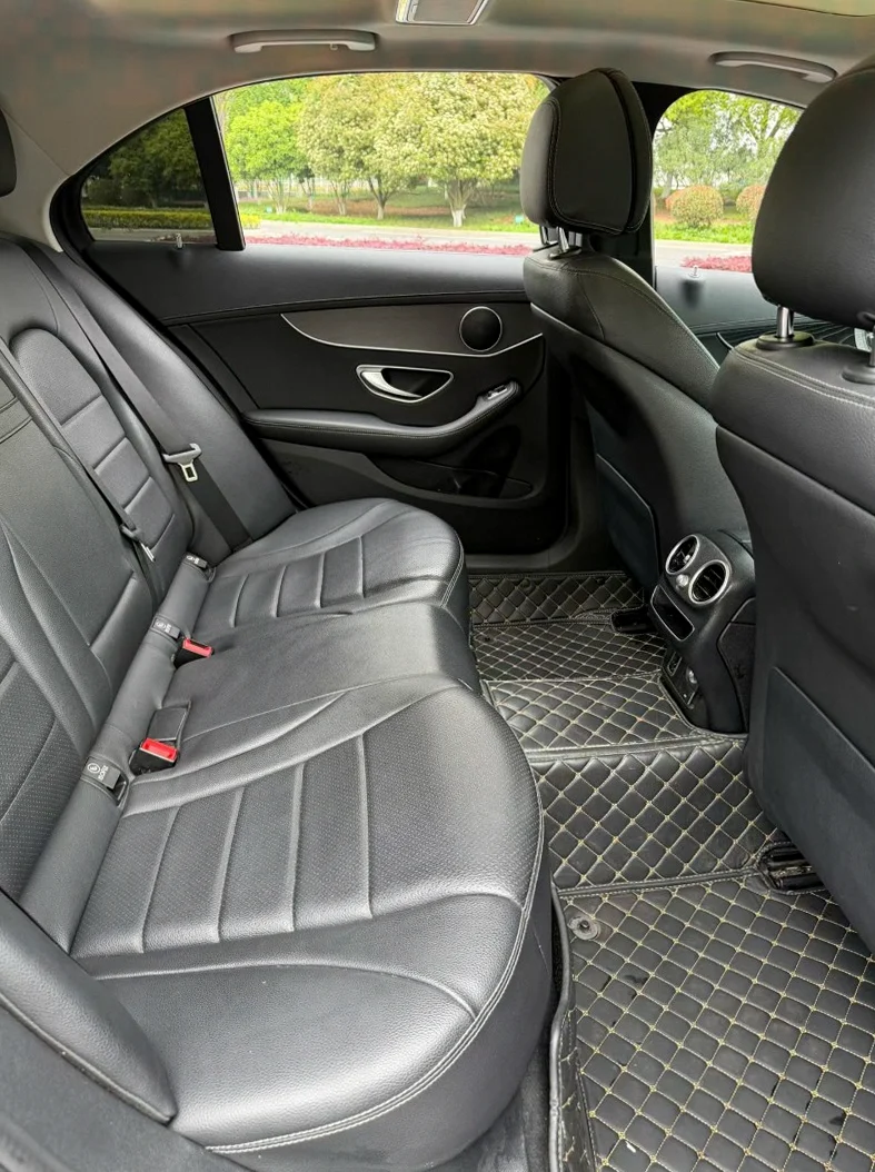 奔驰C 内饰后排