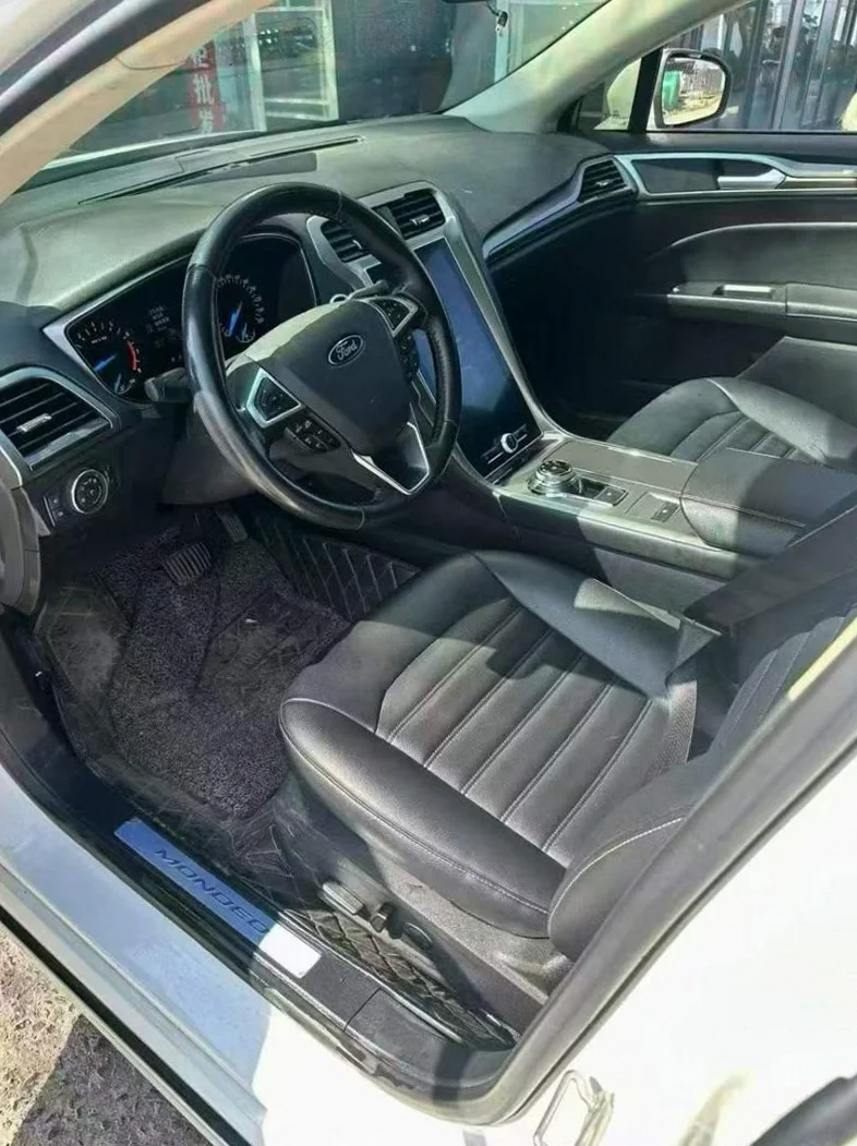 福特蒙迪欧 后面外观一