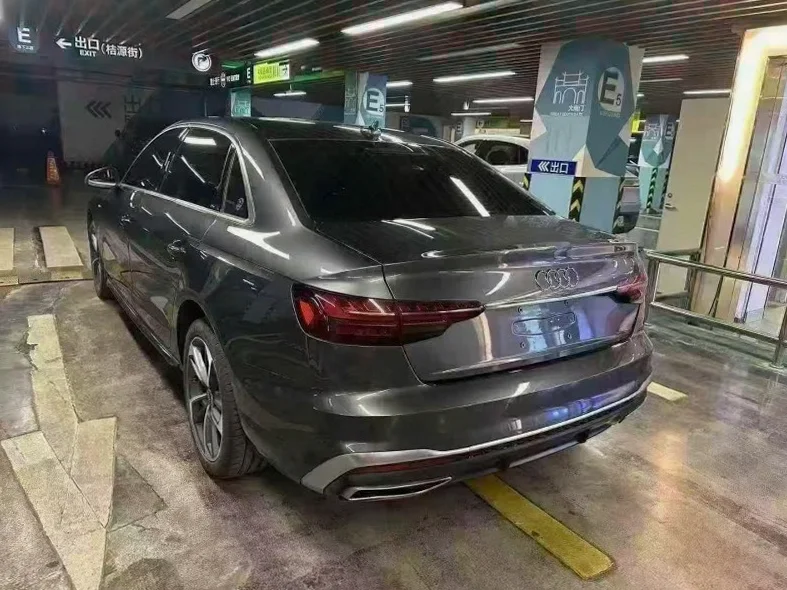 奥迪A4L 内饰前排