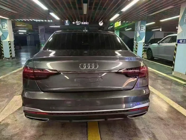 奥迪A4L 内饰后排