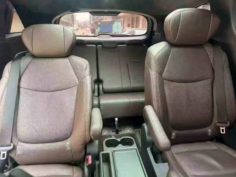 丰田塞纳 内饰前排