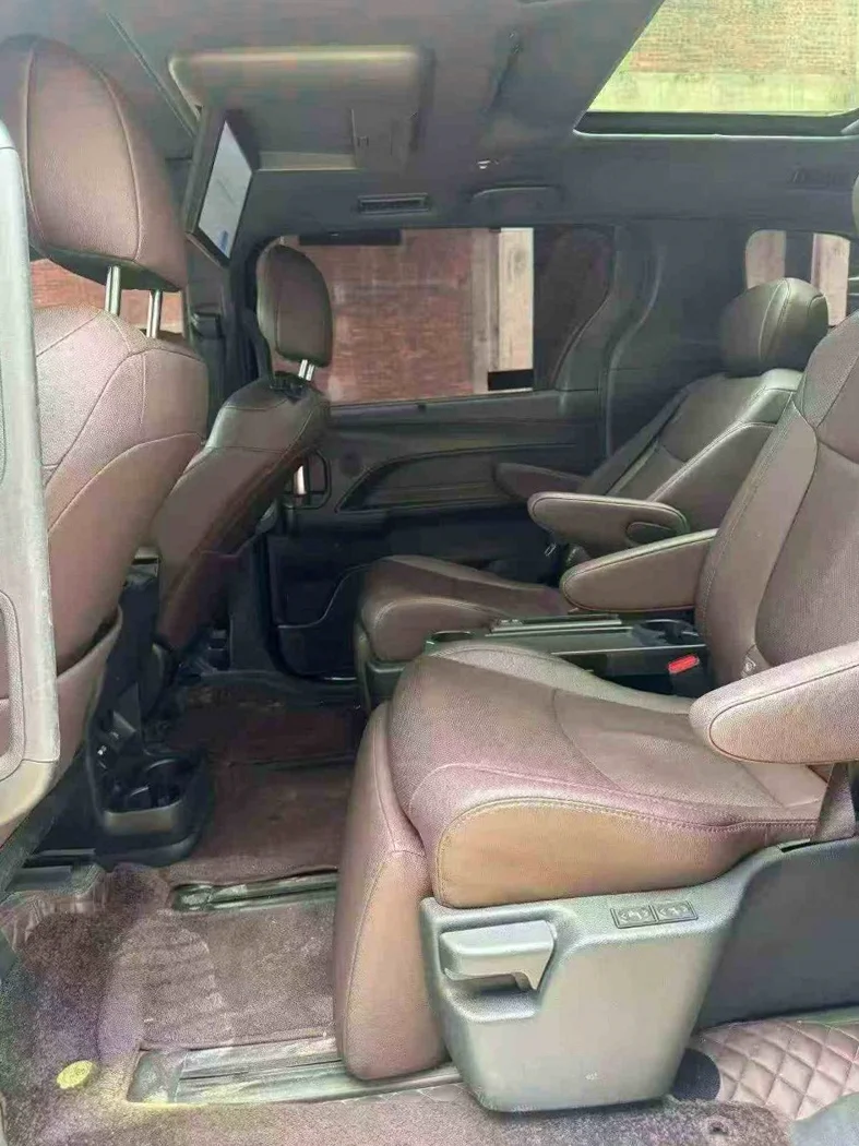 丰田塞纳 后面外观一