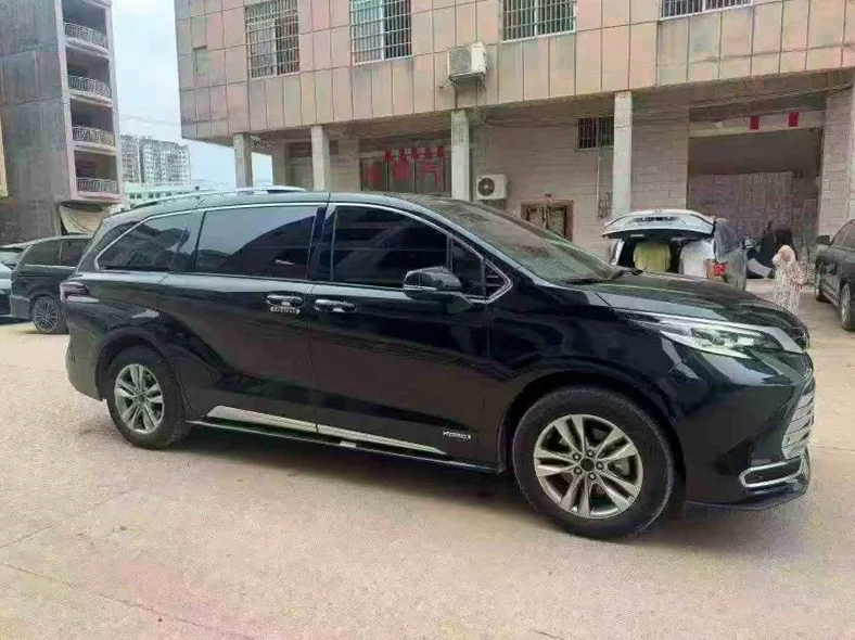 丰田塞纳 正面外观二