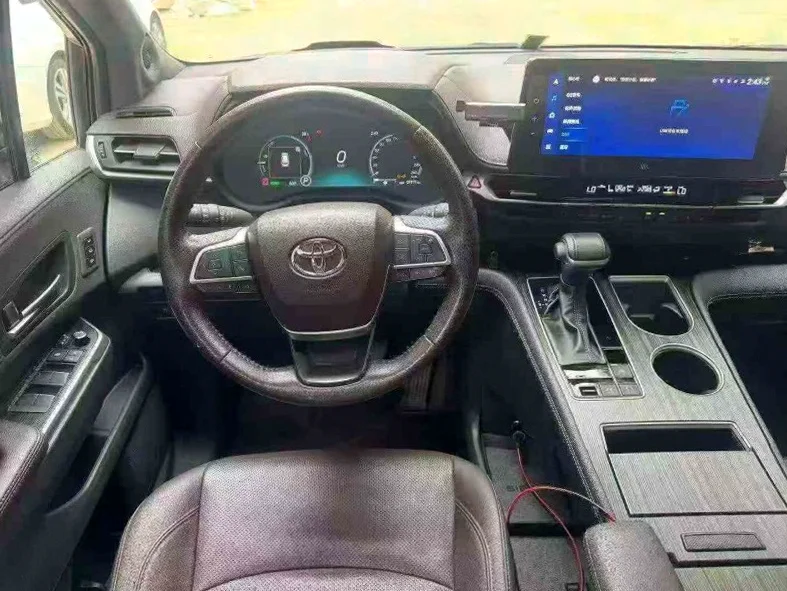 丰田塞纳 后面外观三