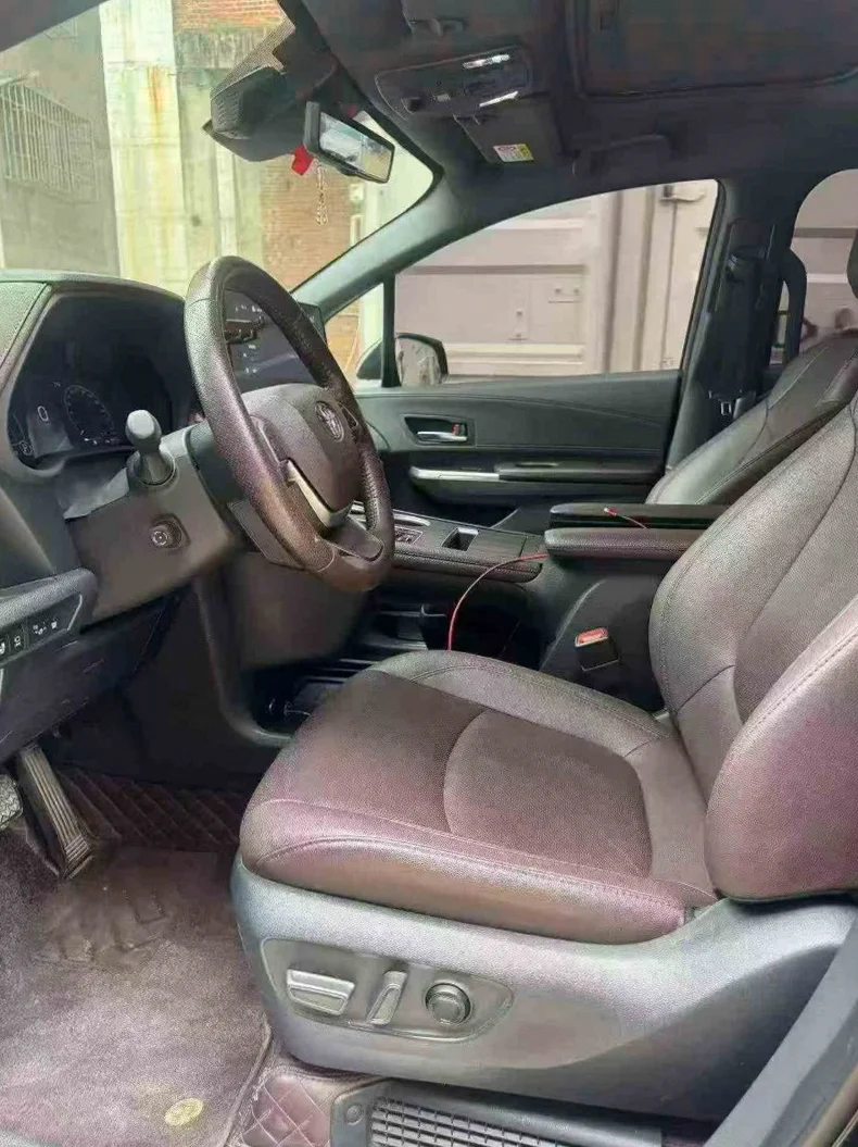 丰田塞纳 后面外观二