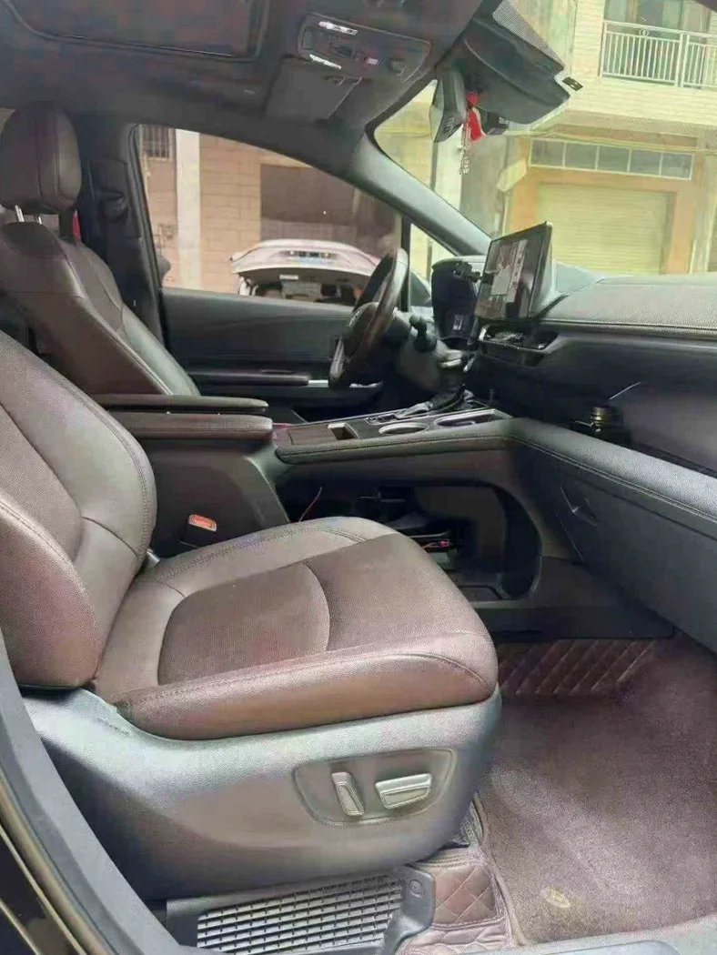 丰田塞纳 内饰后排