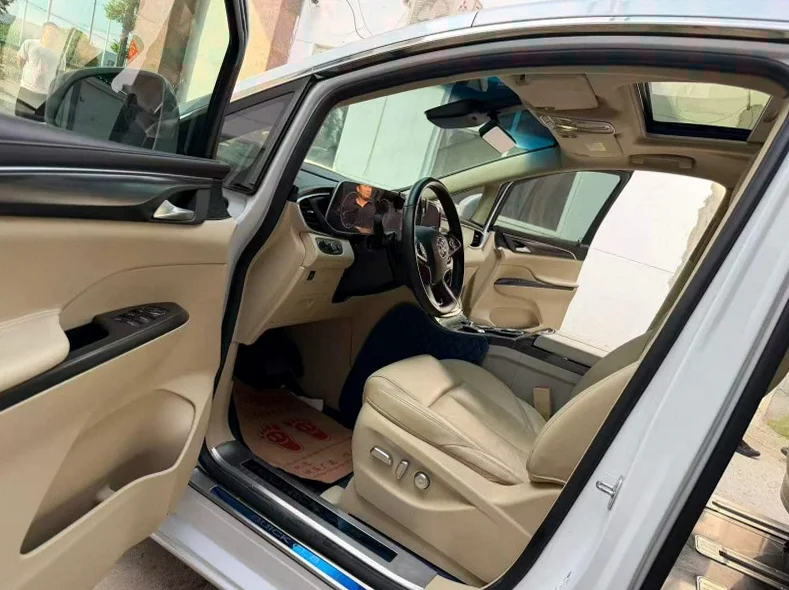 别克GL8 后面外观一