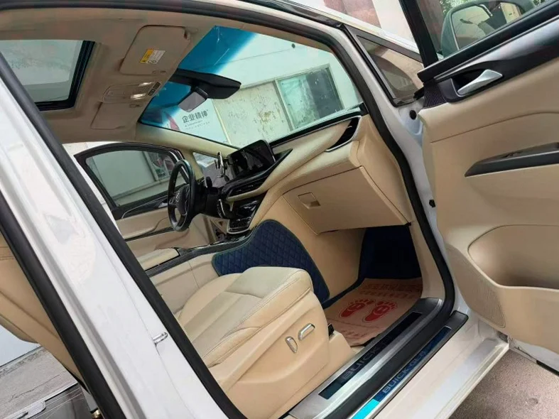 别克GL8 后面外观三