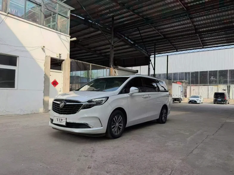 别克GL8 正面外观二