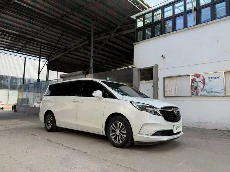 别克GL8 正面外观三