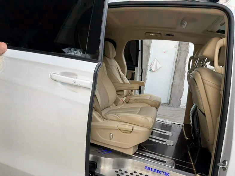 别克GL8 内饰前排