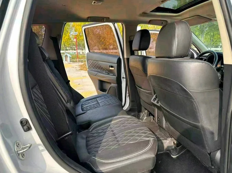 三菱欧蓝德 后面外观一