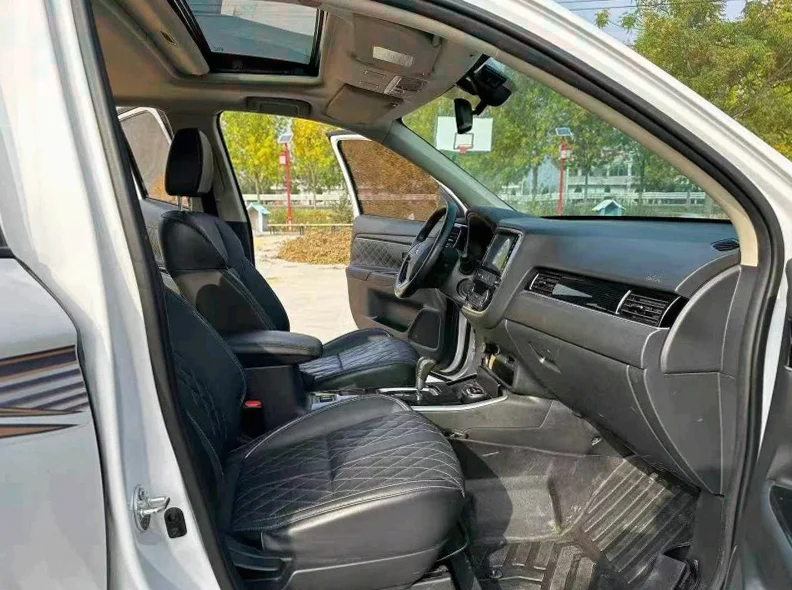 三菱欧蓝德 后面外观二