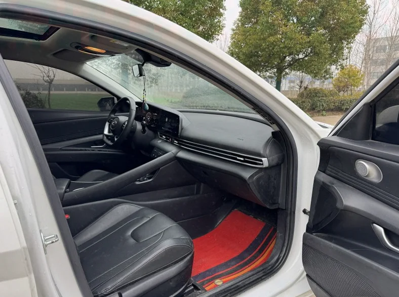 现代伊兰特 内饰后排