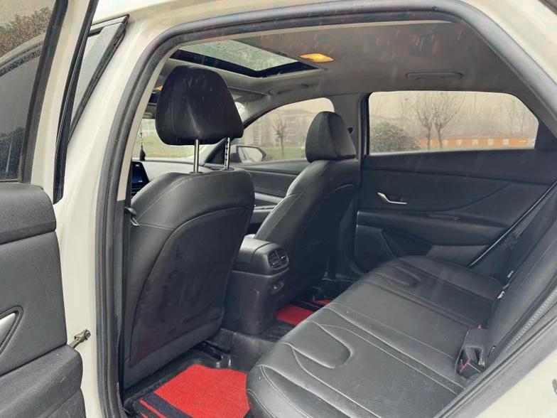 现代伊兰特 内饰前排