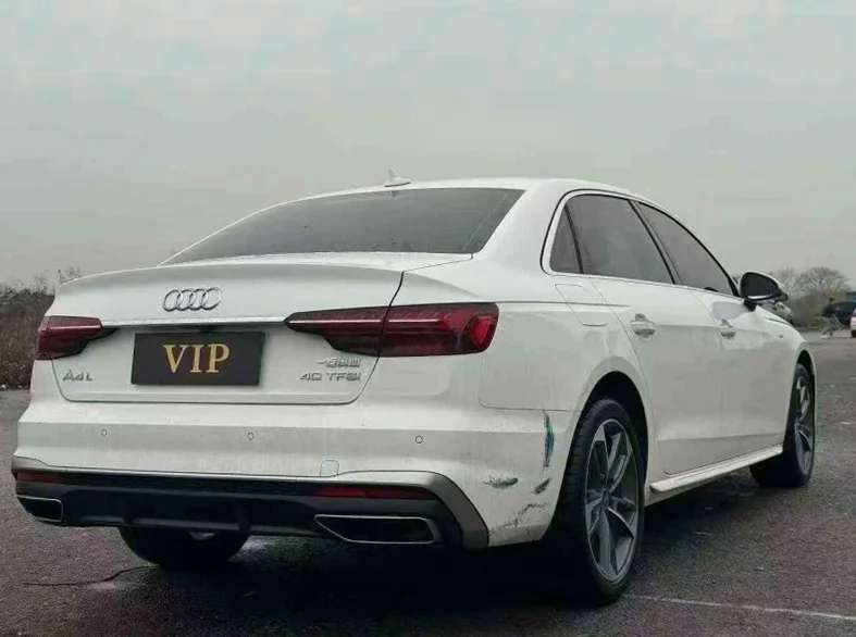 奥迪A4L 内饰前排