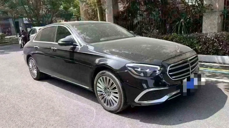 奔驰E 正面外观三