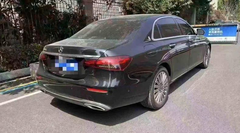 奔驰E 内饰后排