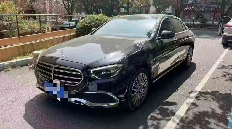 奔驰E 正面外观二