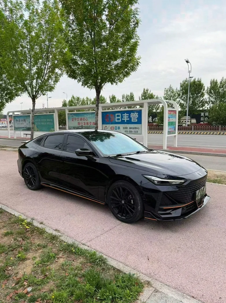 长安汽车UNI 正面外观三