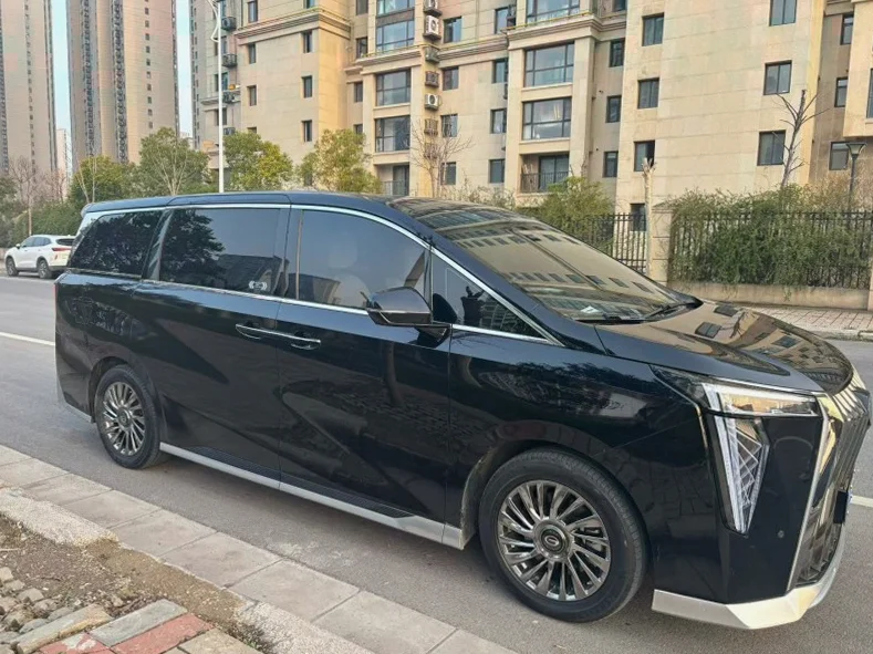 传祺M8 正面外观三