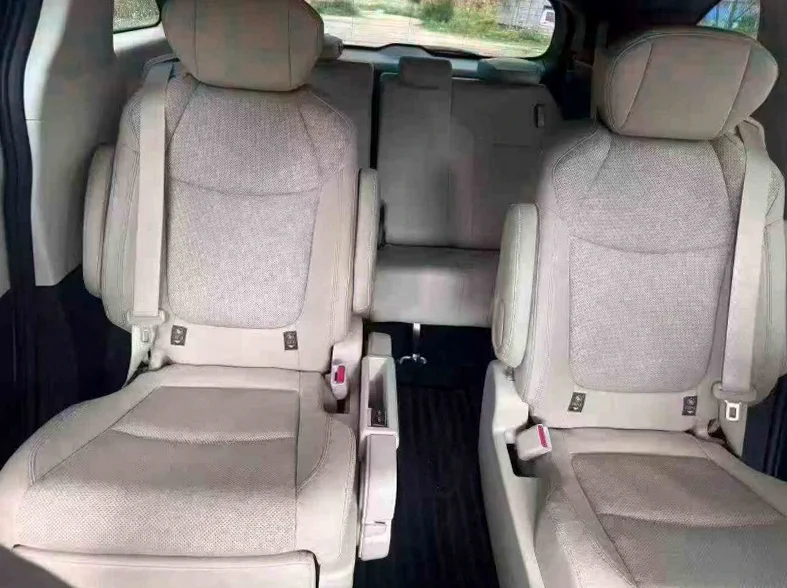 丰田格瑞维亚 内饰后排