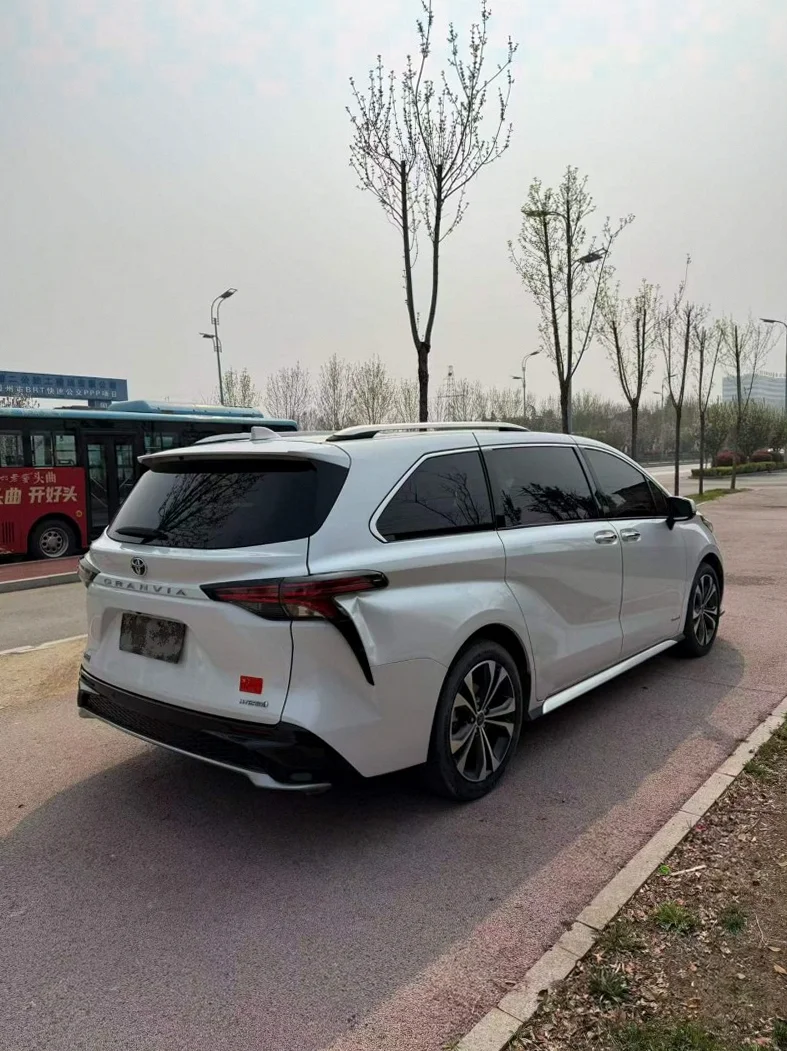 丰田格瑞维亚 内饰后排