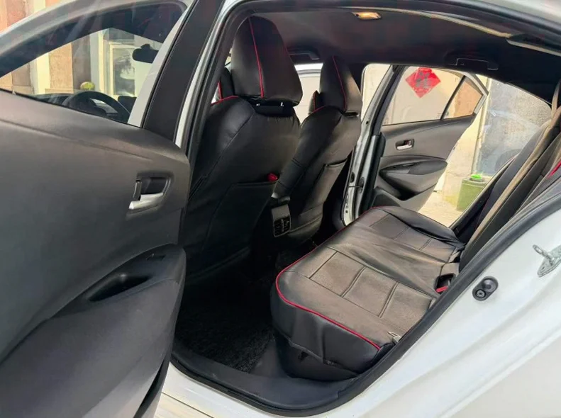 丰田雷凌 内饰后排