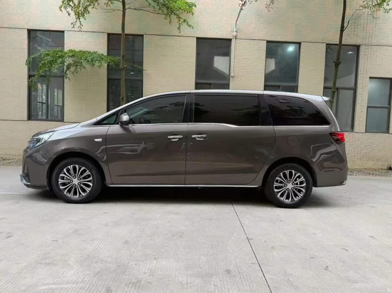 别克GL8 后面外观一