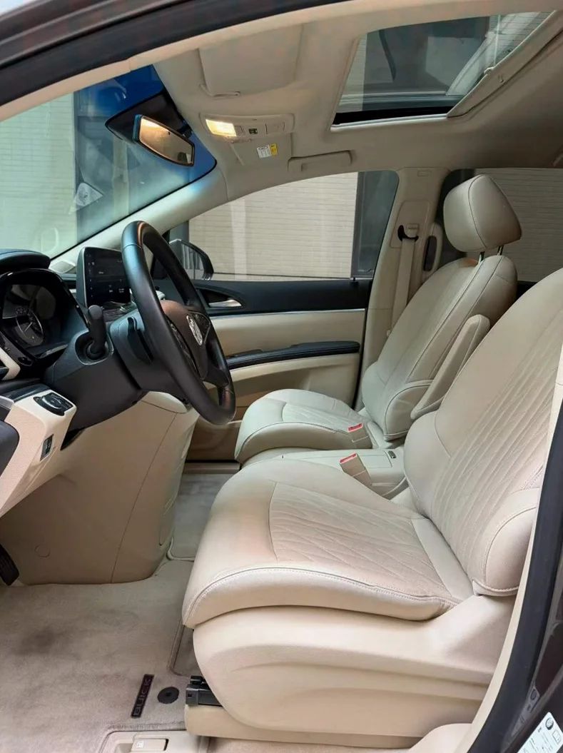 别克GL8 后面外观三