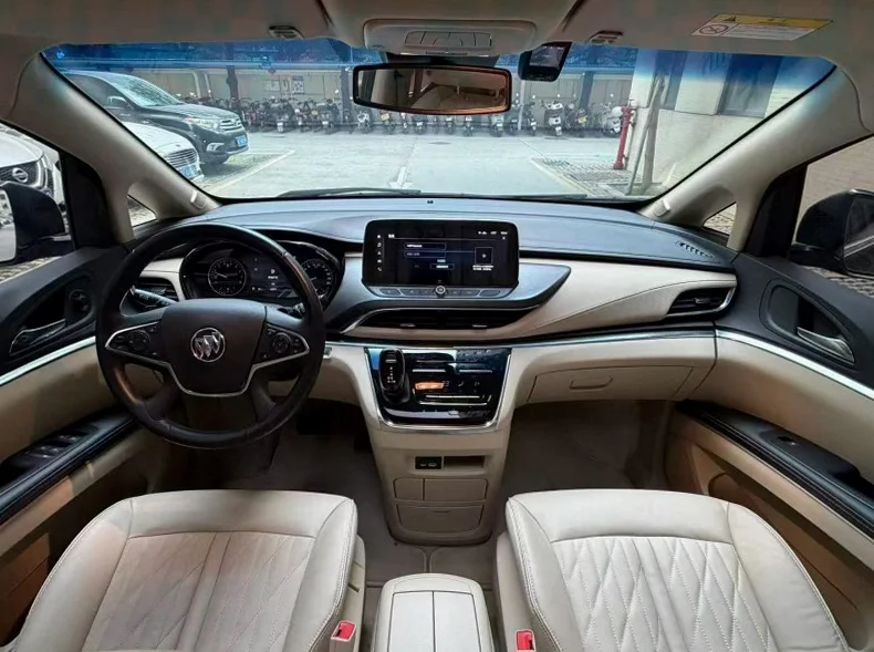 别克GL8 内饰前排