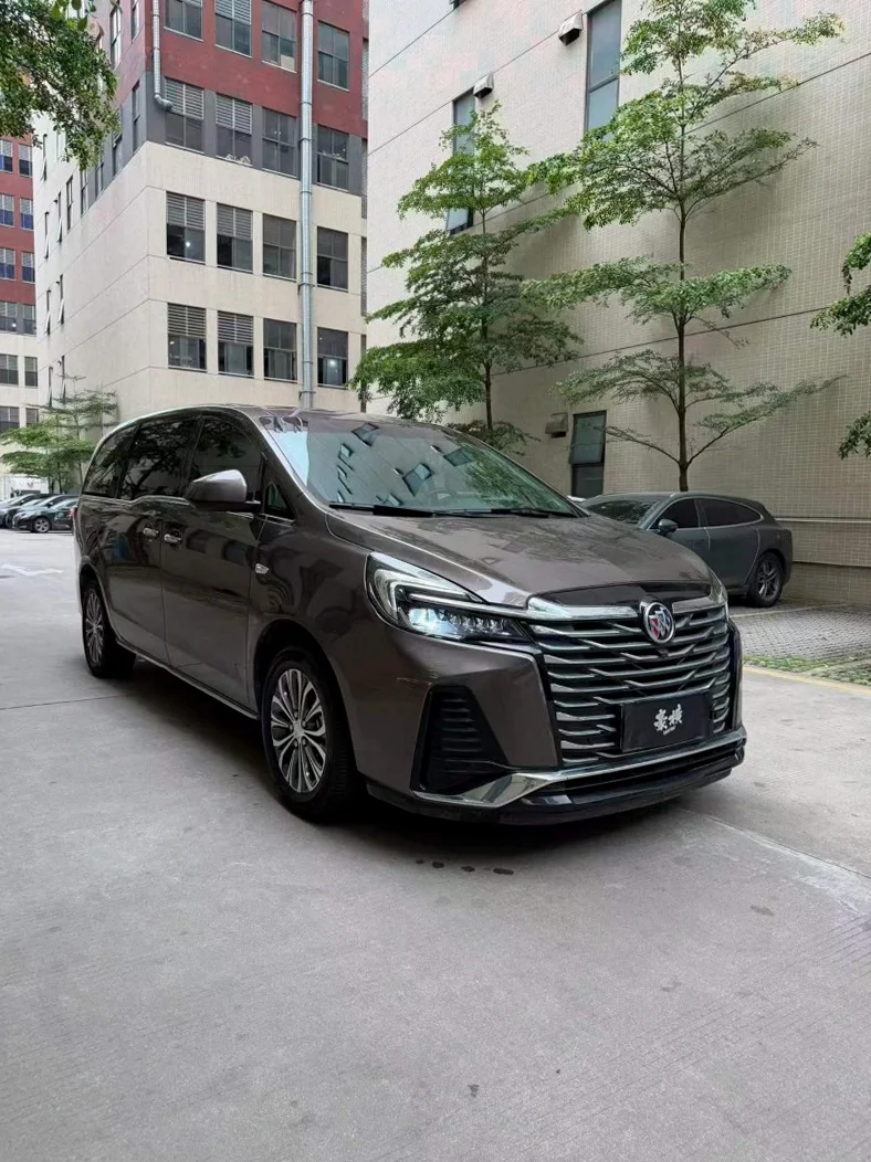 别克GL8 正面外观二