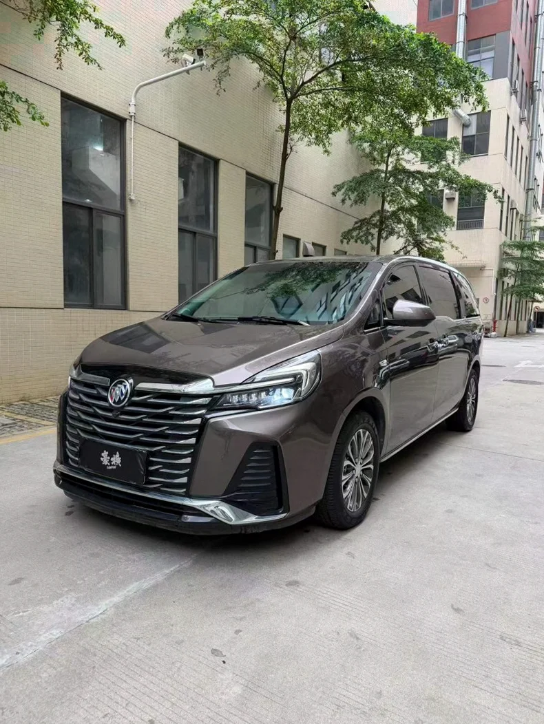 别克GL8 正面外观三