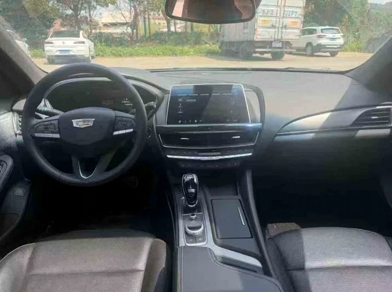 凯迪拉克CT5 后面外观一