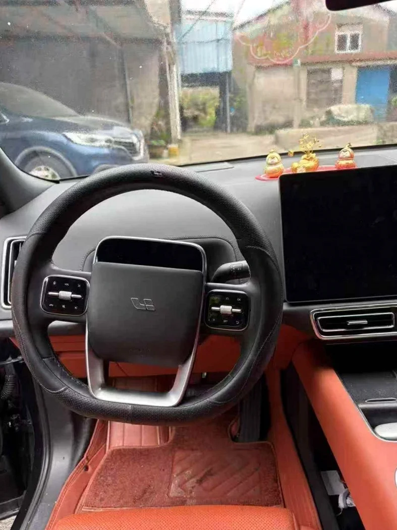 理想L8 正面外观三