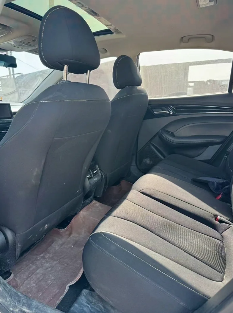 荣威i5 内饰后排