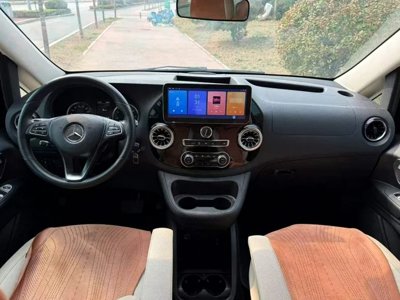 奔驰威霆 后面外观三