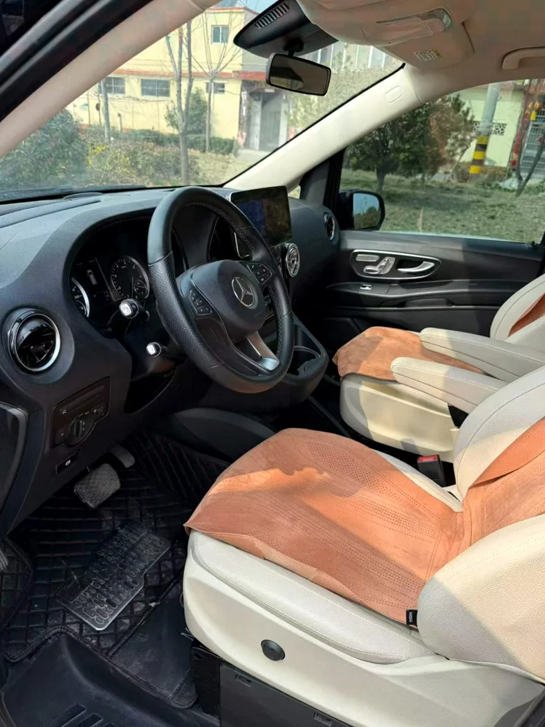 奔驰威霆 后面外观一