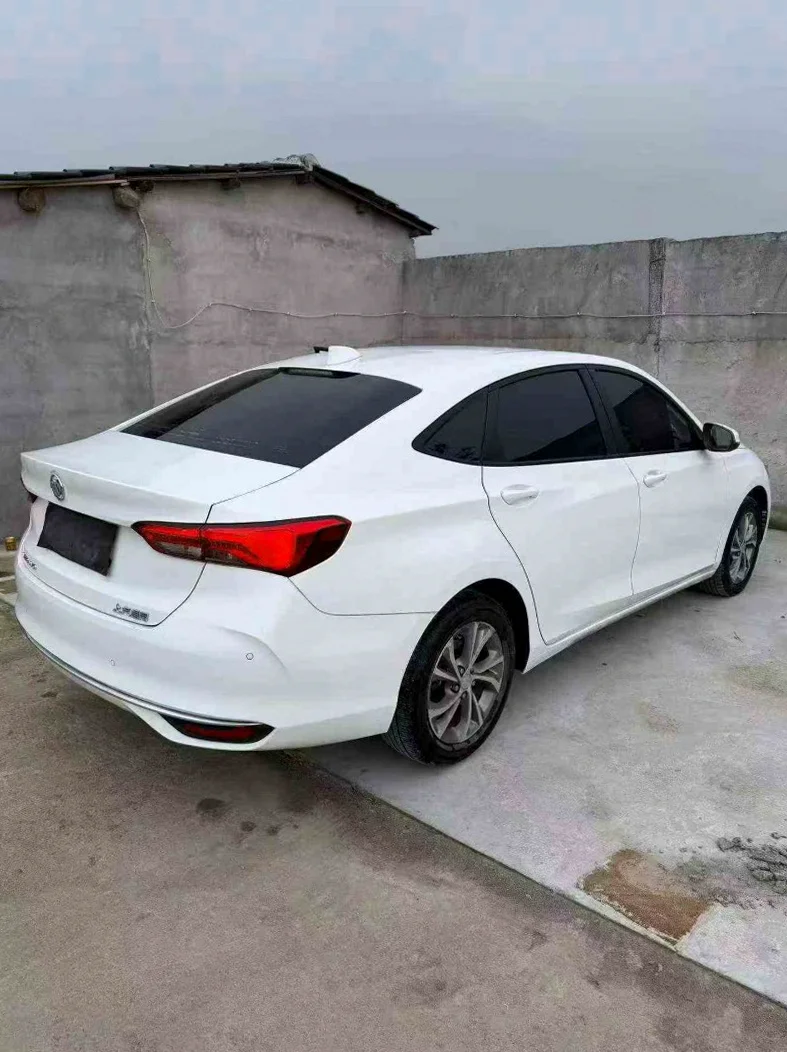 别克威朗 内饰前排