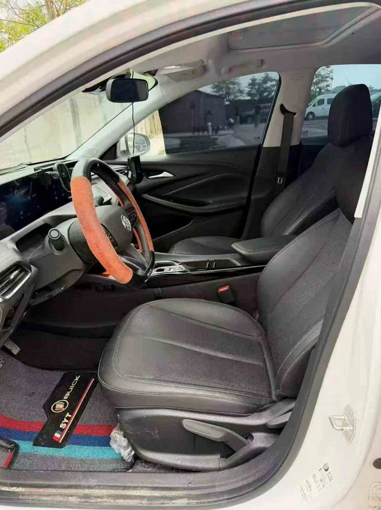 别克威朗 后面外观一