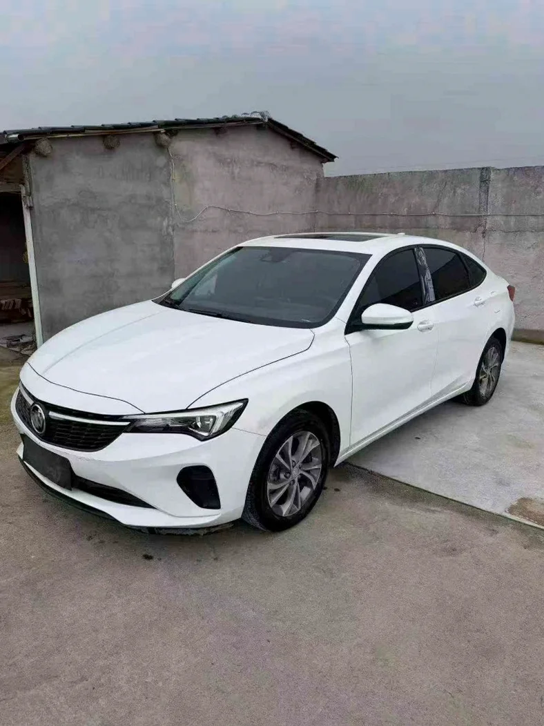 别克威朗 正面外观二