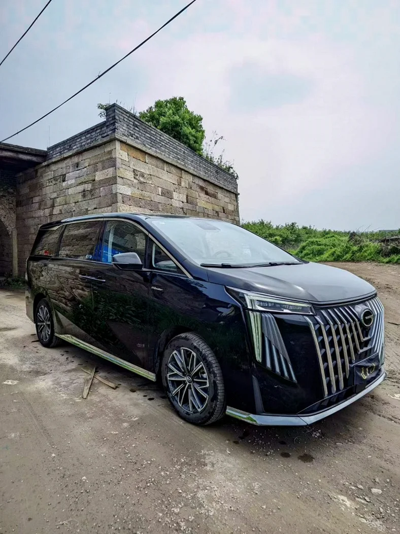 传祺M8 正面外观三