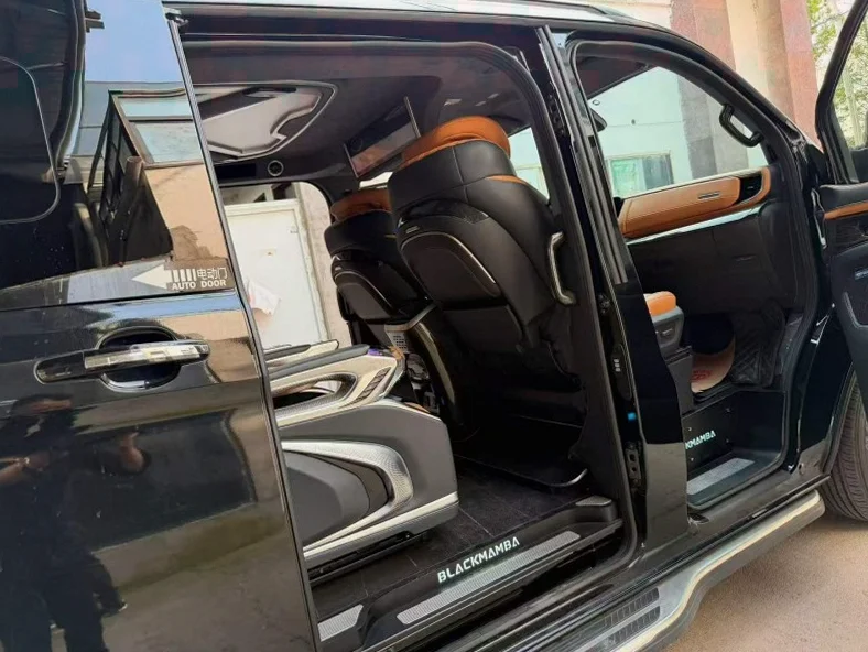 福特途睿欧 内饰前排