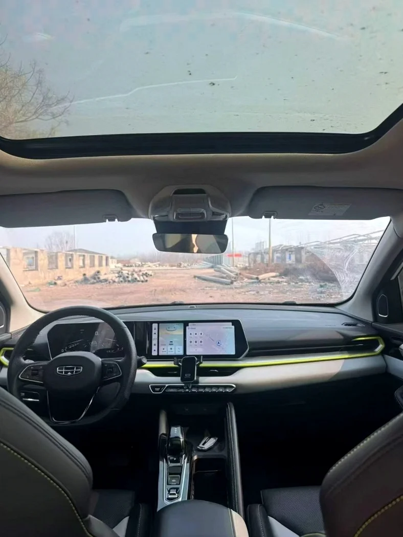 吉利缤越 驾驶室